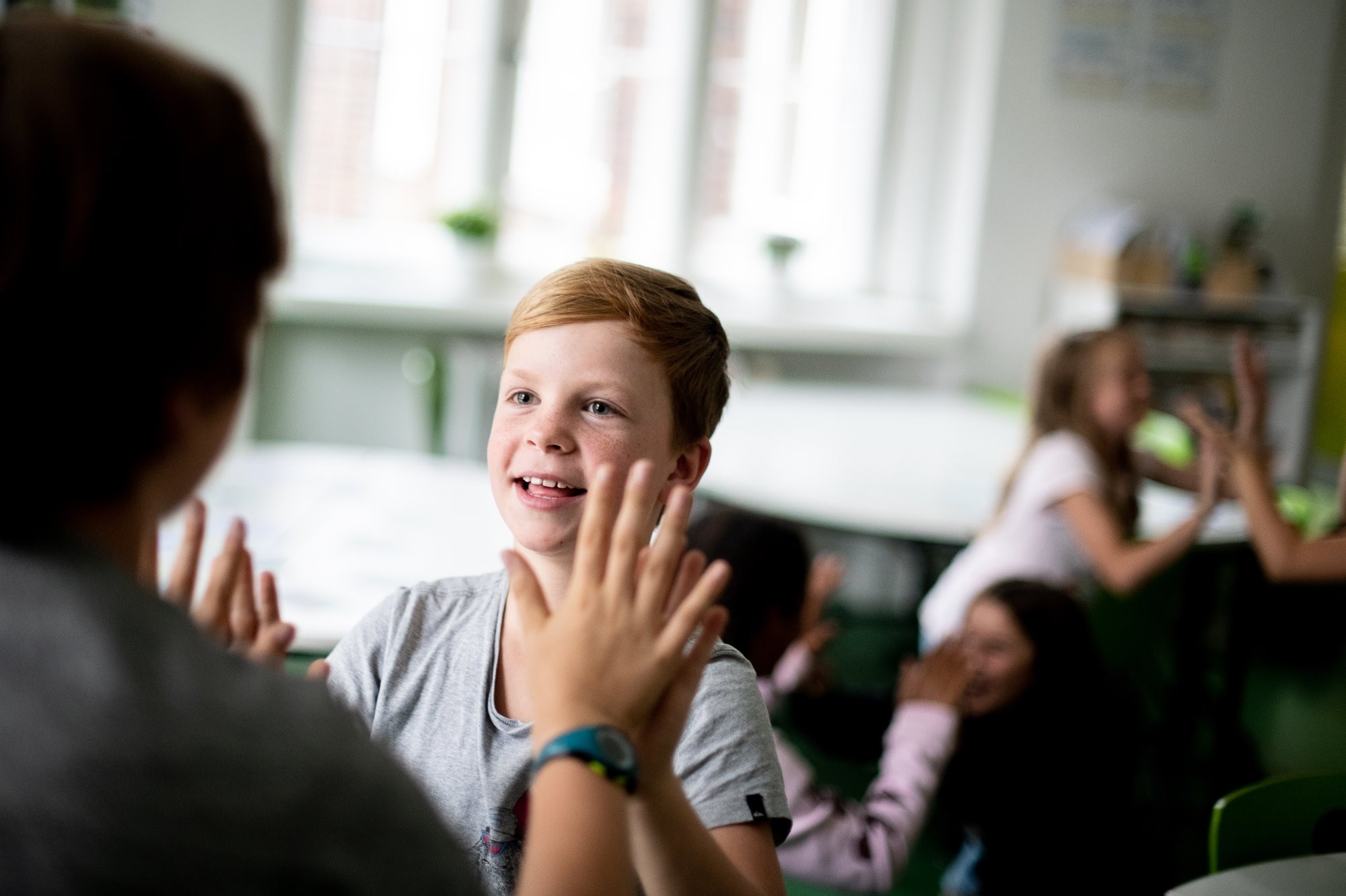 Kinder üben gemeinsam eine MeTAzeit im Klassenzimmer